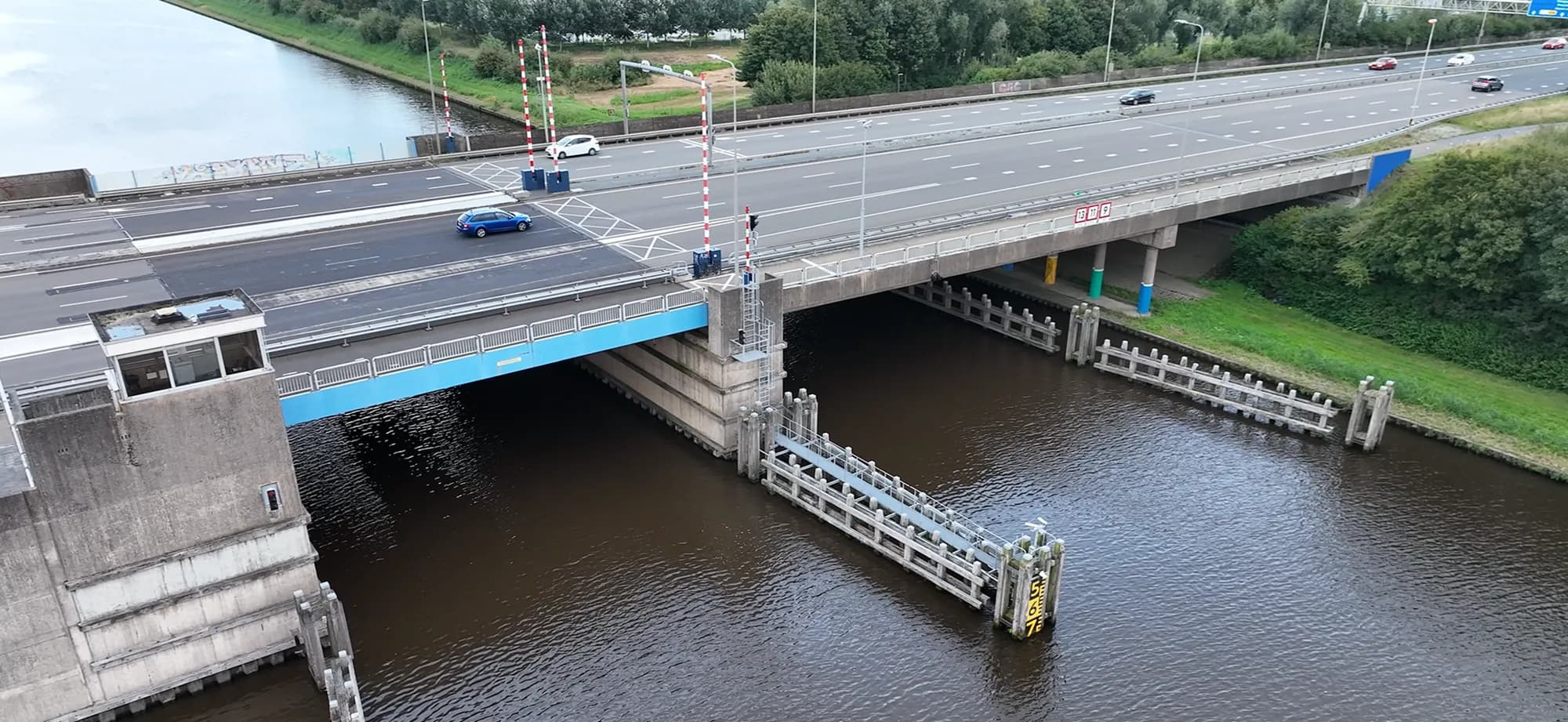 Sluis en brug over een kanaal vanuit de lucht