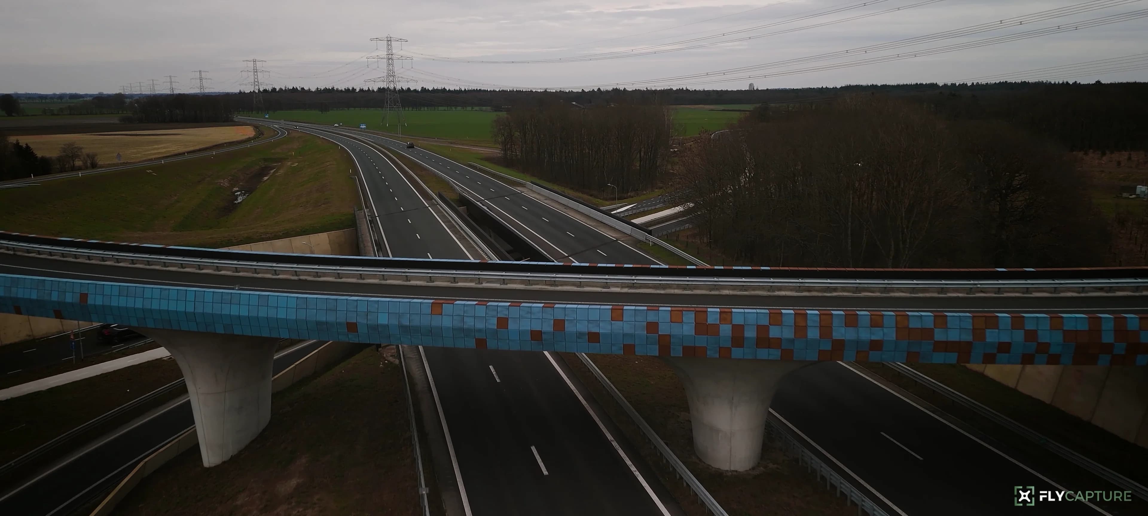 Viaduct over een snelweg met een blauwe betegeling