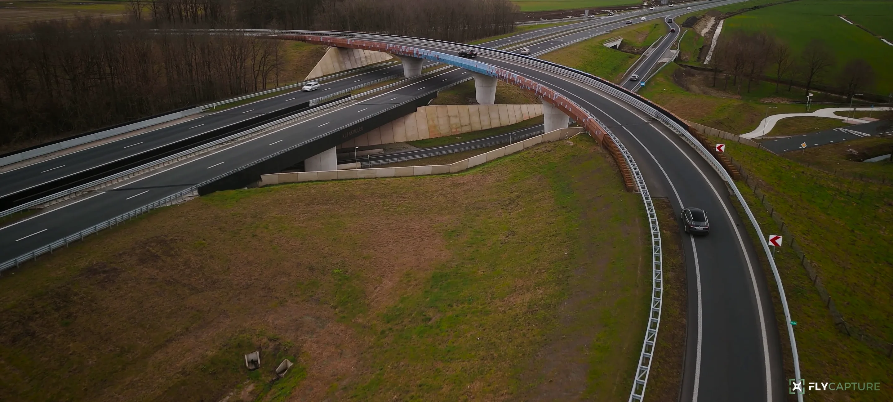 Snelwegknooppunt vanuit de lucht